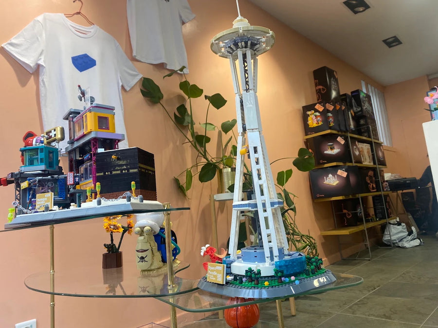 Tour en briques exposé en boutique